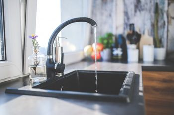 tap_black_faucet_kitchen_sink_interior_design_modern-723004 (1)